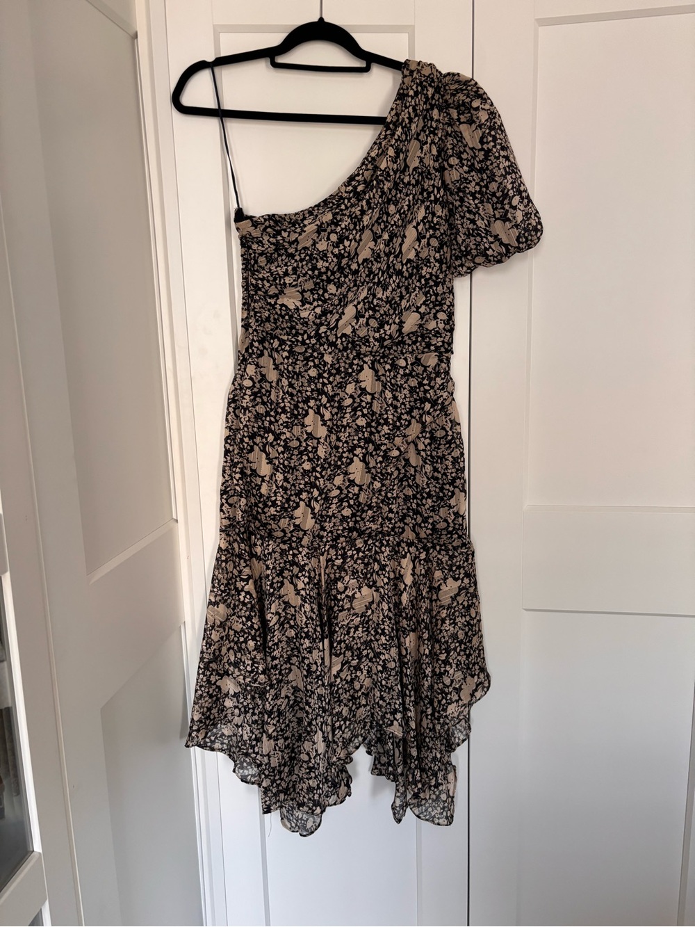 ASTR The Label One-Shoulder Floral Midi Dress in Black and Beige NWT